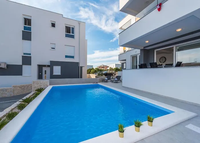 Pool Apartments Banta B