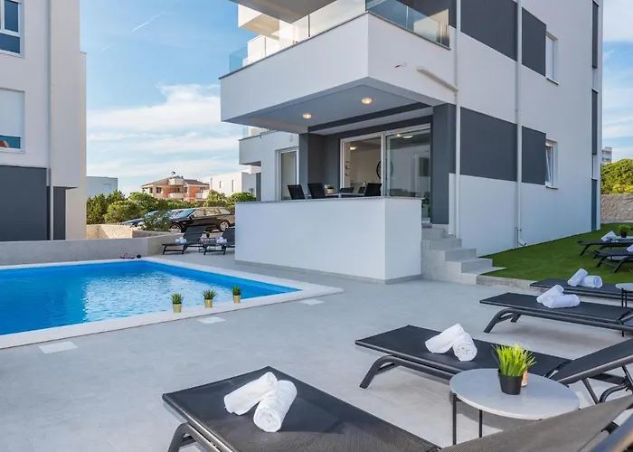 Pool Apartments Banta B